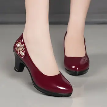 Cresfimix mulheres clássico de alta qualidade redondo toe pu leaether deslizamento sobre os calcanhares para a festa de senhoras casual conforto sapatos de verão a5966
