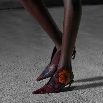 Luxo 2023 Pista Estilo Novo Superficial Boca Misto Coulors Único Sapatos Mulheres Bombas 