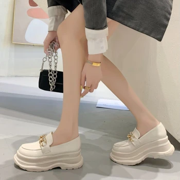 Mulher com Sapatos de Plataforma Preto Sólido Macio Couro PU Sapatos Casual Feminino Slip-on Apartamentos de Moda de Metal Decoração Aumento da Altura de Sapatos