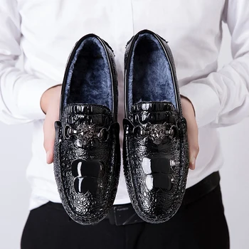 Inverno Homens de Couro Casual Sapatos de marcas de Luxo 2021 Mens Sapatos Mocassins de Pele de Pelúcia Slip on Preto Condução Sapatos Plus Size 38-48