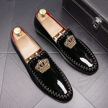 O Novo Luxo Homens Casuais Sapatos De Couro De Patente Dedo Apontado Bordar Coroa De Negócios, De Lazer, Preto Vestido De Casamento Sapatos